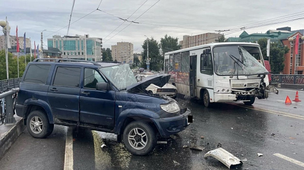 Водитель «ПАЗа» не справился управлением на мокрой дороге: субботнее ДТП на Соковском